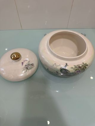 Sopera de cerámica con diseño de pavos reales