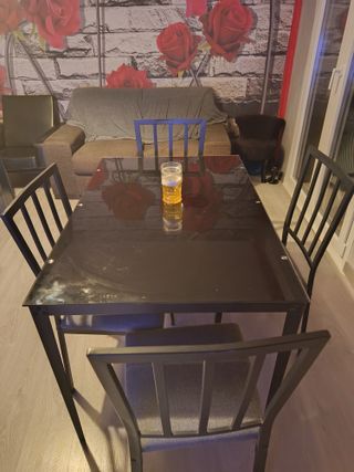 Mesa cristal negro y 4 sillas metal