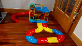 Garaje de juguete con ascensor y pistas