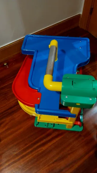 Garaje de juguete con ascensor y pistas