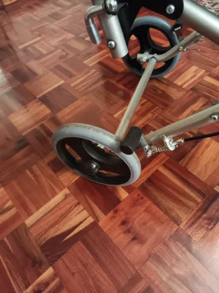 Silla ortopédica de ruedas para casa, tránsito.