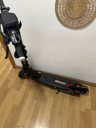 Patinete Eléctrico Ducati PRO III R su casco