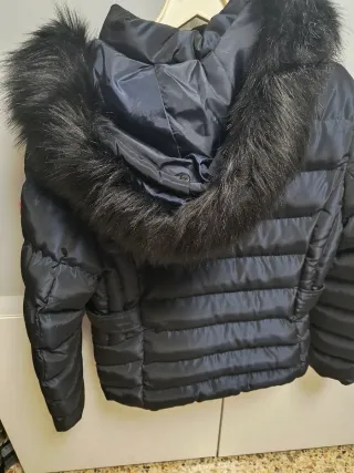 Cazadora Etiem Negra con Capucha y Pelo