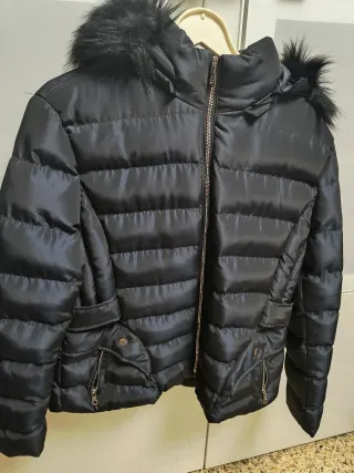 Cazadora Etiem Negra con Capucha y Pelo