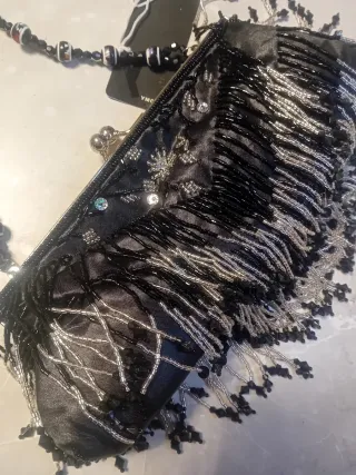 Pochette Ymoto nera con frange e perline