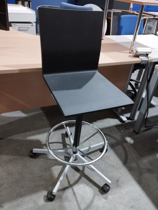 Silla alta de oficina giratoria Vitra. Reposapiés.