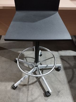 Silla alta de oficina giratoria Vitra. Reposapiés.
