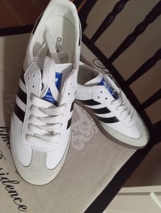 Zapatillas Adidas Blancas y Negras