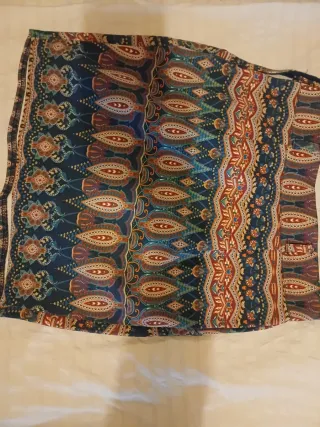 Falda corta estampada con bolsillos