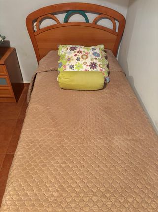 Escritorio de esquina madera y tablero azul.