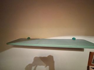 Escritorio de esquina madera y tablero azul.