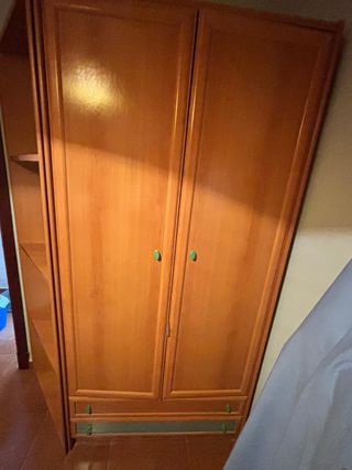 Escritorio de esquina madera y tablero azul.