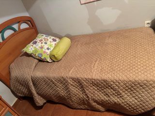 Escritorio de esquina madera y tablero azul.