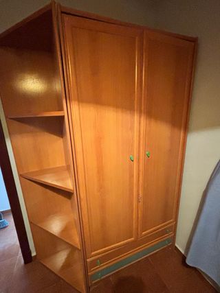 Escritorio de esquina madera y tablero azul.