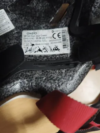 Casco infantil blanco con dibujo