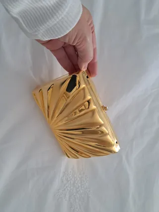 Bolso de mano latón dorado con cadena