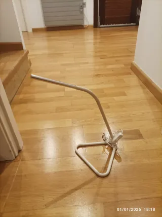 Lámpara de mesa articulada blanca