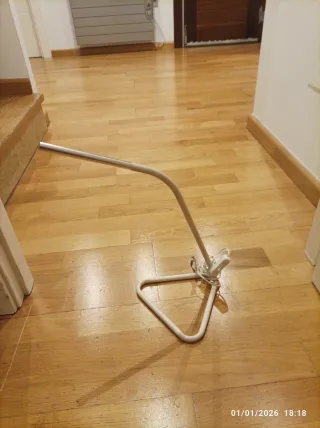 Lámpara de mesa articulada blanca