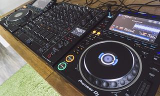 Alquiler cabina DJ por horas CDJ 3000 X DJM-V10