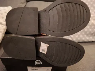 Botines de piel burdeos.