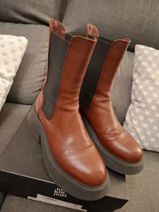 Botines de piel burdeos.