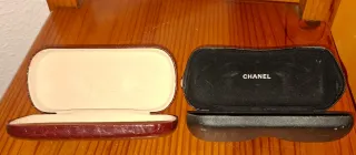 Fundas de gafas Chanel y la otra funda es de piel