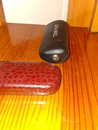 Fundas de gafas Chanel y la otra funda es de piel