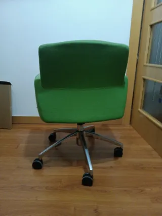 Silla de oficina verde con base plateada