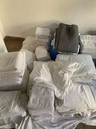 Almohada de espuma con fundas y varias sabanas