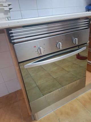 Lavavajillas, frigorífico 188 cm, horno y campana.