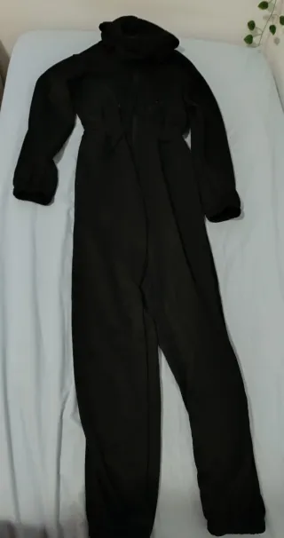 Mono negro con capucha