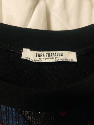 Sudadera Zara con estampado geométrico y flecos