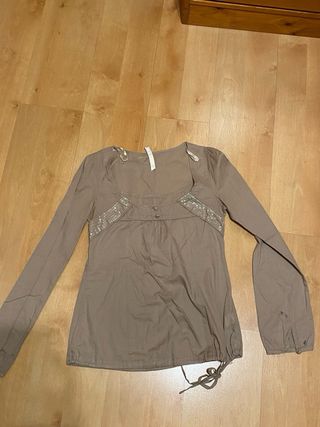 Lote 2 blusas manga larga rosa y beige S (amplia)