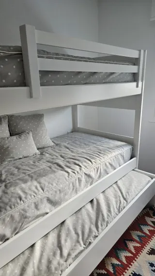 Litera triple de madera blanca