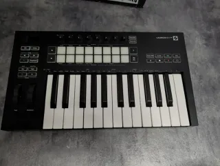 Teclado MIDI Novation Launchkey 25 MK3