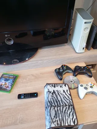 Consola Xbox 360 Blanca + 3 Mandos y Juegos