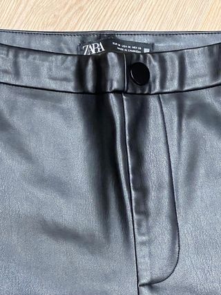 Pantalón Zara efecto piel negro
