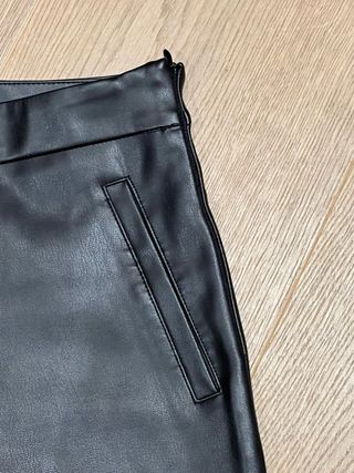 Pantalón Zara efecto piel negro