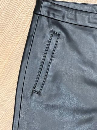 Pantalón Zara efecto piel negro
