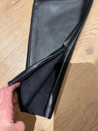 Pantalón Zara efecto piel negro