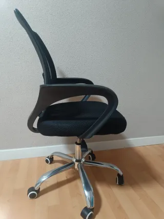 Silla de estudio negra con base plateada