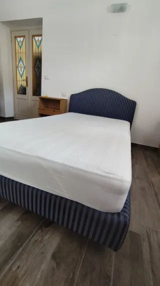 Struttura letto + materasso + comodino