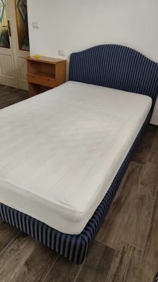 Struttura letto + materasso + comodino