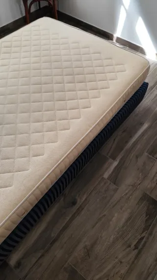 Struttura letto + materasso + comodino