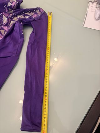 Mono patinaje artístico morado y plateado.