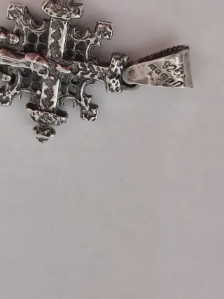 Cruz de plata con figuras religiosas