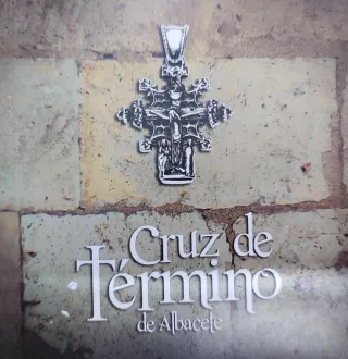 Cruz de plata con figuras religiosas
