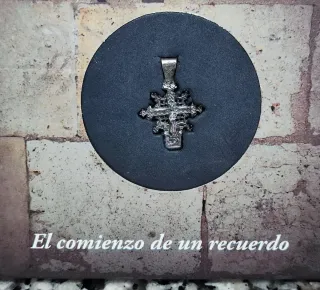 Cruz de plata con figuras religiosas