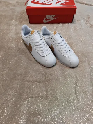 Nike Cortez Blancas y Doradas