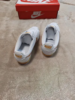 Nike Cortez Blancas y Doradas